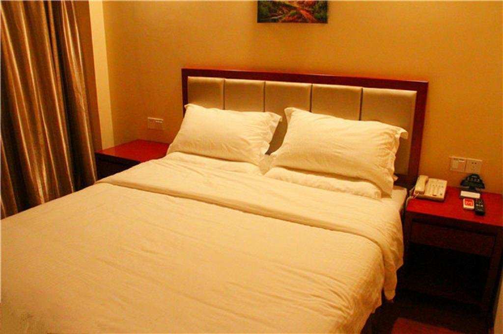 Greentree Inn Sanya He Ping Street Hotel Номер фото